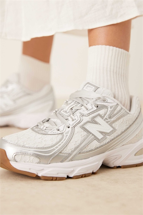 Кроссовки с кружевом 740 артикул 146835549