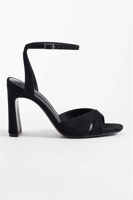 Сандалии с широкой колодкой, перекрещивающимися ремешками и едва заметным каблуком-блок артикул 152801584