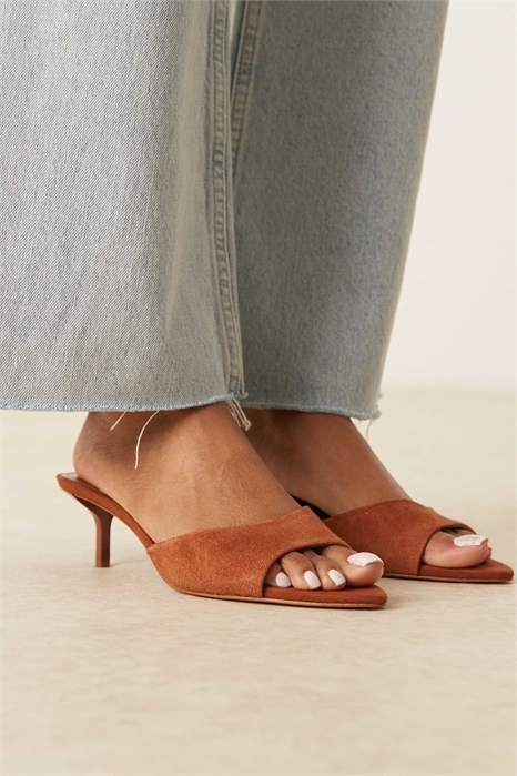 Сандалии на каблуке из замши с открытой пяткой артикул 147829407