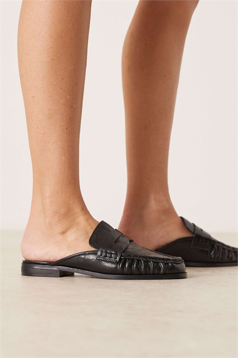 Мули-лоферы с широкой колодкой и рюшами артикул 152320931