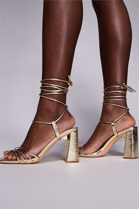 Сандалии на каблуке-блок с ремешком на щиколотке цвета бергамота артикул 152193491