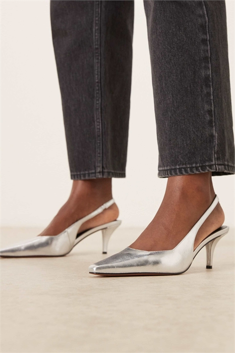 Туфли на среднем каблуке с загнутым носком и ремешком на пятке артикул 152154942