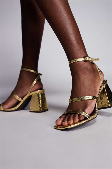 Сандалии на низком каблуке с ремешками артикул 151778860