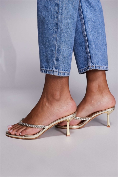 Сандалии на каблуке с открытым носком, украшенные блестящими стразами артикул 150509543