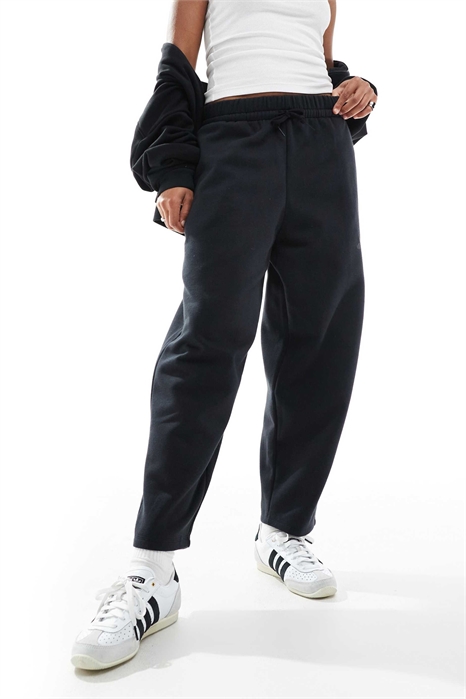 Флисовые брюки-барель с современным логотипом adidas Essentials артикул 143318549