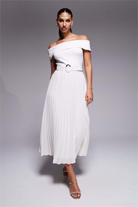 Трикотажное платье средней длины с открытыми плечами и поясом артикул 153251605