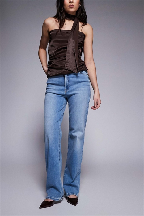 Отличные джинсы из суперэластичного денима с высокой талией, прямыми брючинами и потертостями по низу артикул 149553011