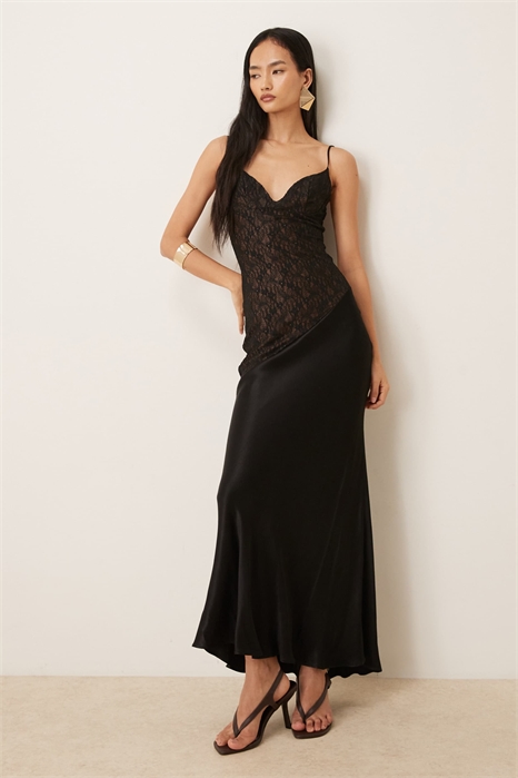 Макси-платье с асимметричным кружевным лифом и атласным подолом из ткани аралия артикул 153526178