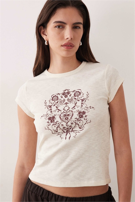 Приталенная футболка из ткани с неравномерной текстурой и принтом артикул 155766864