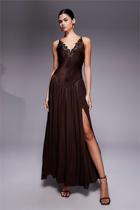 Макси-платье Aderia из атласа с глубоким вырезом, кружевной отделкой и разрезом спереди артикул 151181871