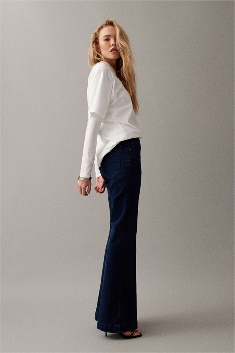 Джинсы с расклешенными штанинами и компрессионным эффектом артикул 149552382