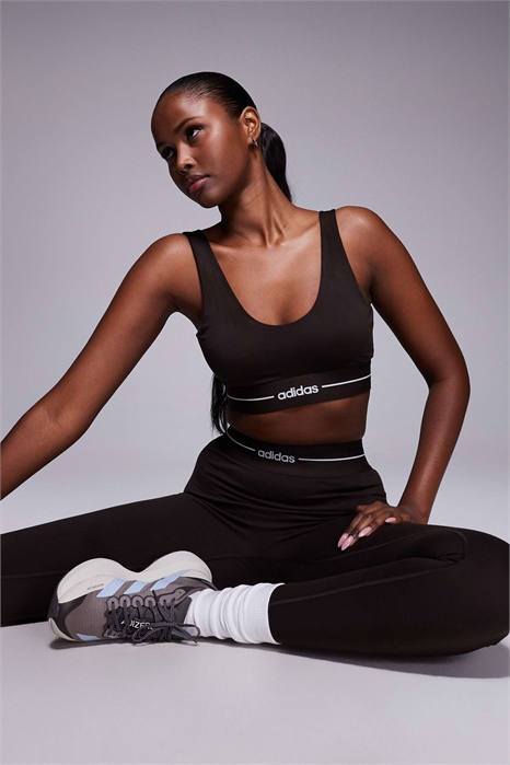 Спортивный бюстгальтер adidas Training Hyperglam с линейной конструкцией и низкой степенью поддержки артикул 150043823