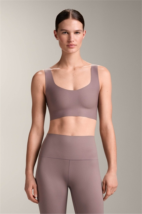 Идеально сидящий спортивный бюстгальтер средней степени поддержки с чашками артикул 155649341