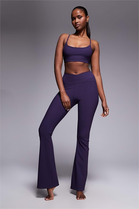 Спортивный бюстгальтер с микроребристой тканью и легкой поддержкой, регулируемыми бретелями и съемными вставками артикул 151101995