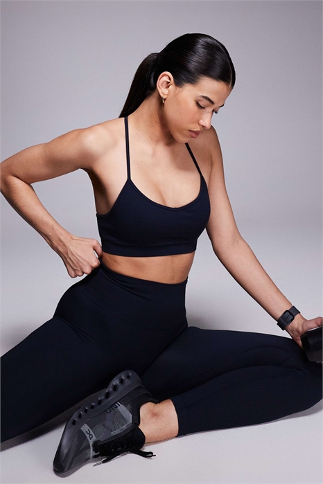 Спортивный бюстгальтер с легкой поддержкой и бесшовной ребристой вставкой артикул 146700285