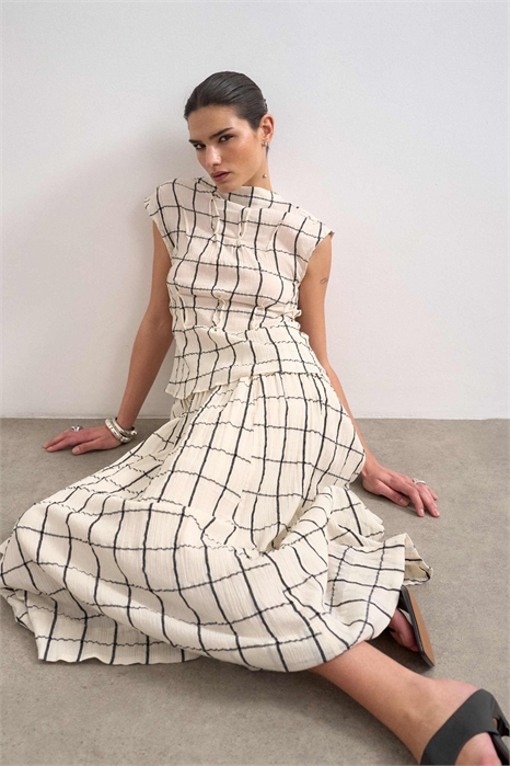 Топ без рукавов с гофрированной отделкой и мелкими складками артикул 149624942