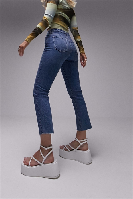 Джинсы средней посадки прямой крой с укороченной длиной и необработанными краями артикул 116128376