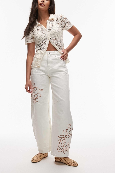 Джинсы-кюве с красной вышивкой артикул 144432381