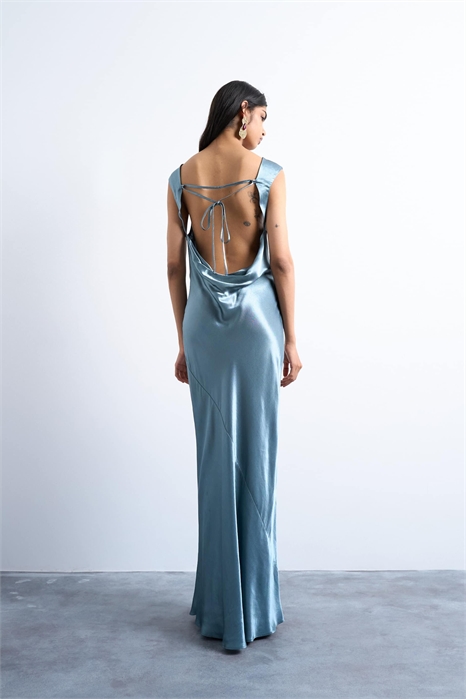 Атласное платье средней длины с открытой спиной артикул 148920790