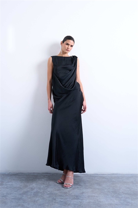 Макси-платье с атласным вырезом, драпировкой и капюшоном спереди артикул 153573017