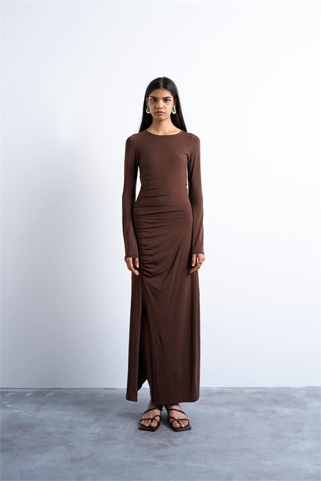 Макси-платье с длинными рукавами и рюшами артикул 143827248