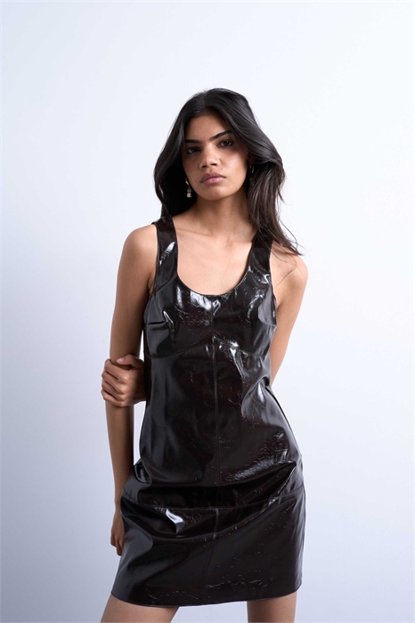 Мини-платье с виниловыми вставками артикул 149140920