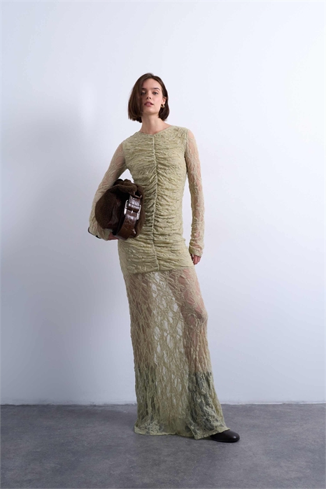 Макси-платье с кружевом, рюшами спереди и заниженной талией артикул 152666035