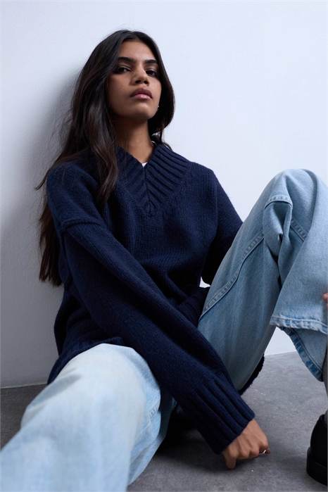 Длинный свитер оверсайз с высоким V-образным вырезом из трикотажа артикул 149248406