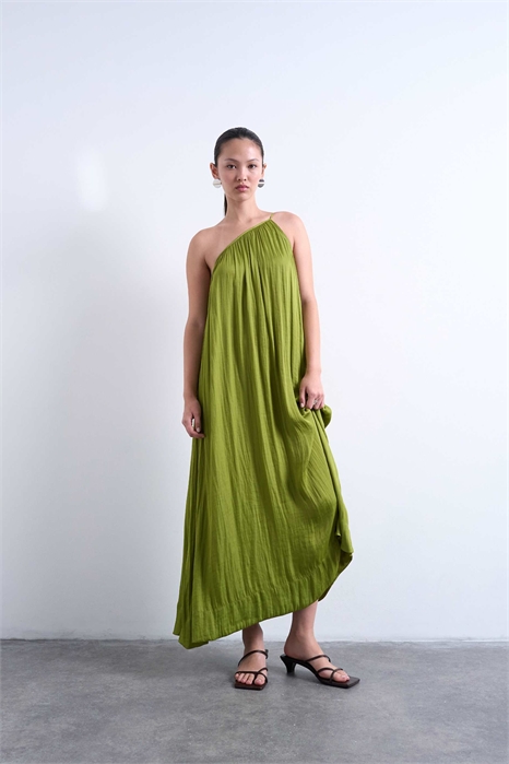 Платье из жидкого атласа с одним плечом артикул 148451715