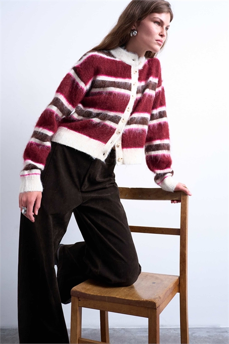 Вязаный пушистый кардиган в полоску артикул 143754002