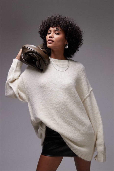 Длинный свитер с круглым вырезом из вязаного пушистого трикотажа артикул 139050892