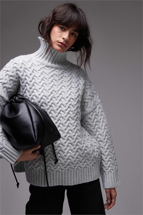 Свитер оверсайз с высоким воротником и вязаным узором «коса» артикул 134044293