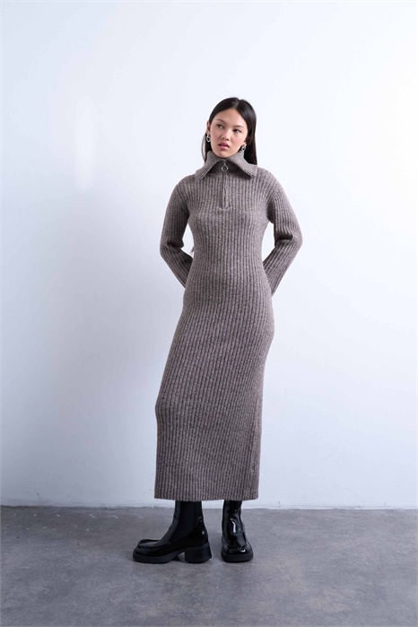 Трикотажное платье средней длины с кольцевой застежкой-молнией артикул 142541543