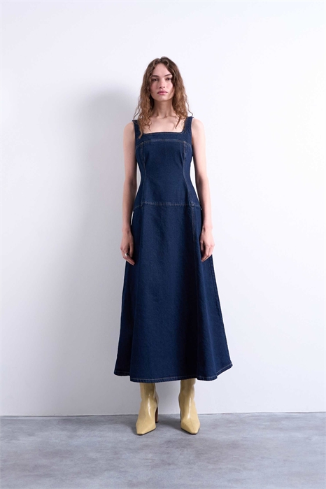 Джинсовое платье средней длины с завышенной талией и четкой посадкой артикул 144438483