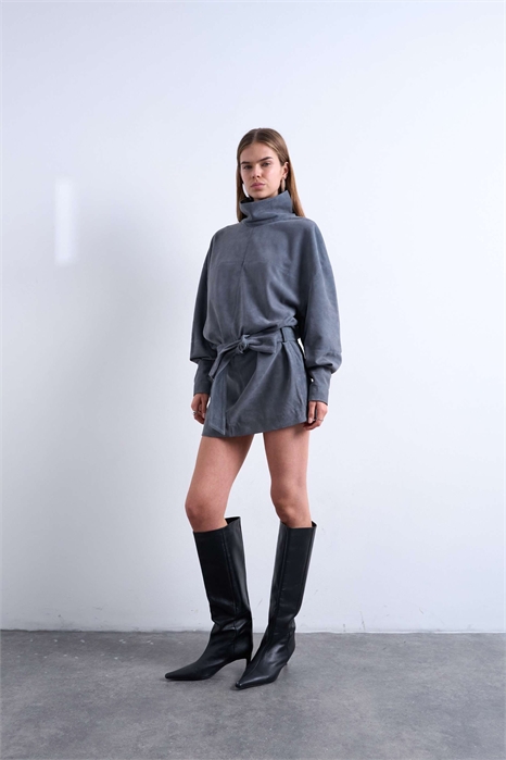 Мини-платье из натуральной замши с воротником-воронкой, затягивающейся талией и длинными рукавами артикул 149730686