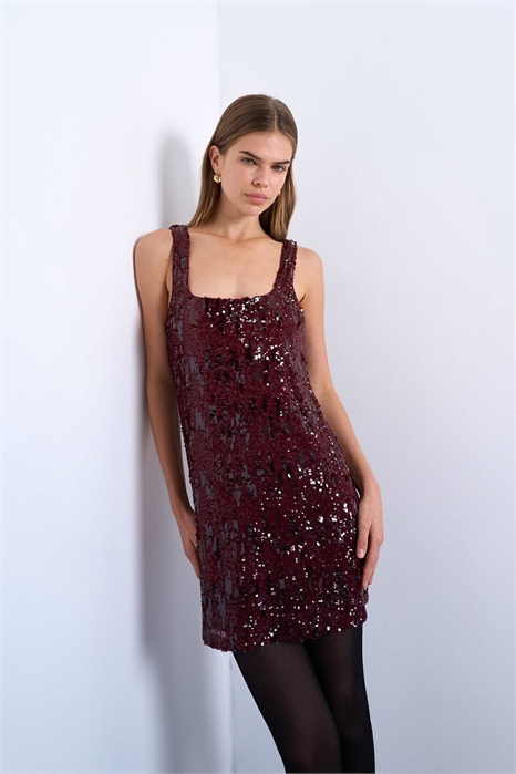 Мини-платье с вырезом на груди и пайетками артикул 149434366