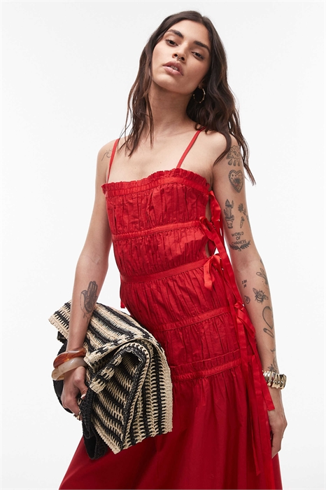 Платье средней длины с рюшами и завязками по бокам артикул 140312668