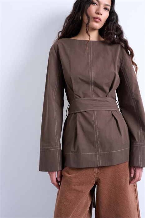 Топ с длинными рукавами и завязкой на талии с контрастной строчкой артикул 152317621