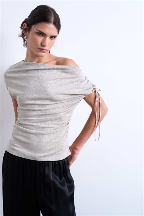 Топ с металлическим асимметричным затягивающимся верхом артикул 149620221