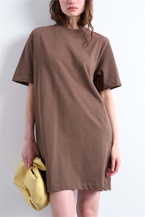 Платье-футболка премиум-класса свободного кроя с короткими рукавами артикул 141103491