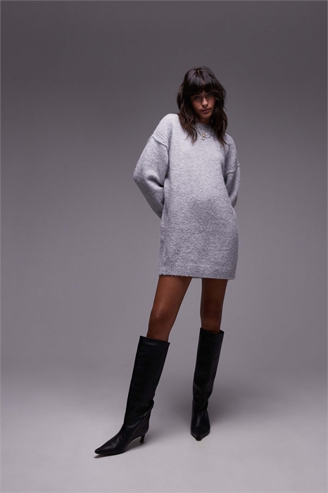 Вязаное мини-платье свободного кроя с круглым вырезом и открытыми швами артикул 134163236
