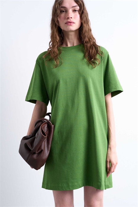 Платье-футболка премиум-класса свободного кроя с короткими рукавами артикул 141103492