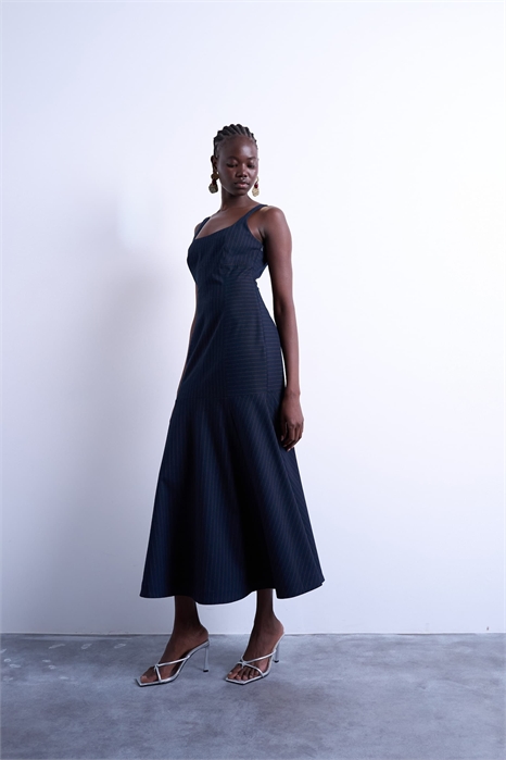 Платье средней длины с вырезом на груди и заниженным подолом артикул 148816246