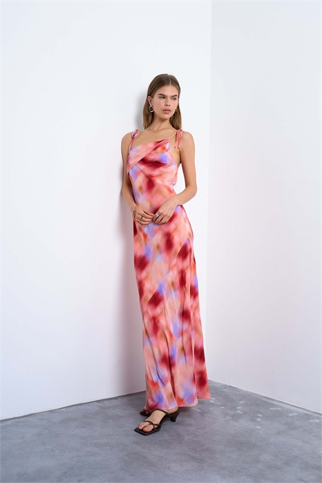 Платье средней длины с открытыми плечами артикул 147695978