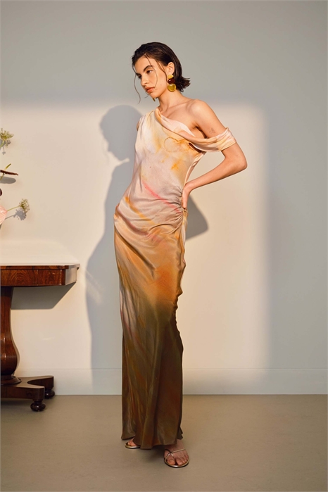 Праздничное макси-платье с драпировкой на шее и открытыми плечами артикул 144216407