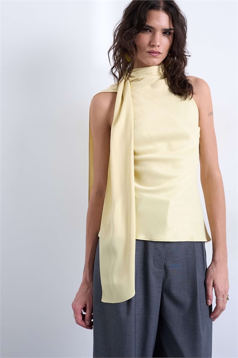 Топ из атласа с акцентом в виде шарфа артикул 149628252