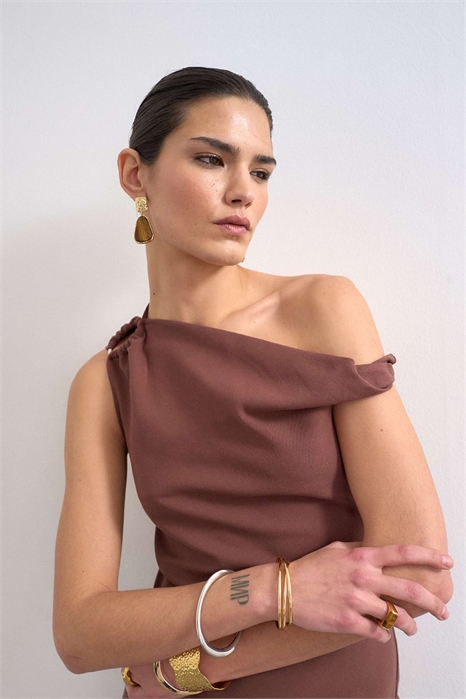 Льняной топ с асимметричным вырезом и закрученными рукавами артикул 149625218