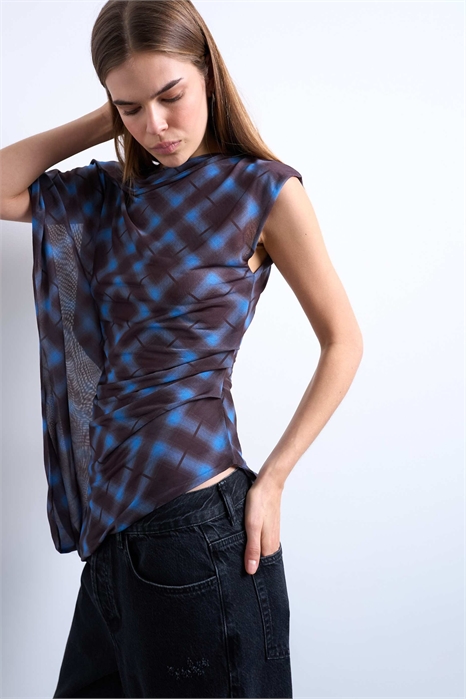 Топ с асимметричным рукавом и сетчатым узором артикул 153365163