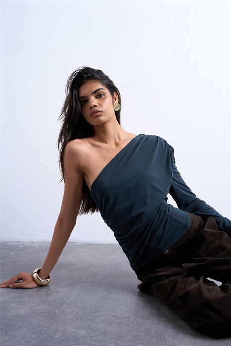 Топ с рюшами на одном рукаве из купро артикул 147870402