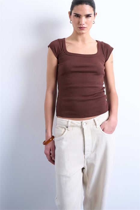 Футболка с квадратным вырезом, ребристыми вставками и короткими рукавами артикул 149637534